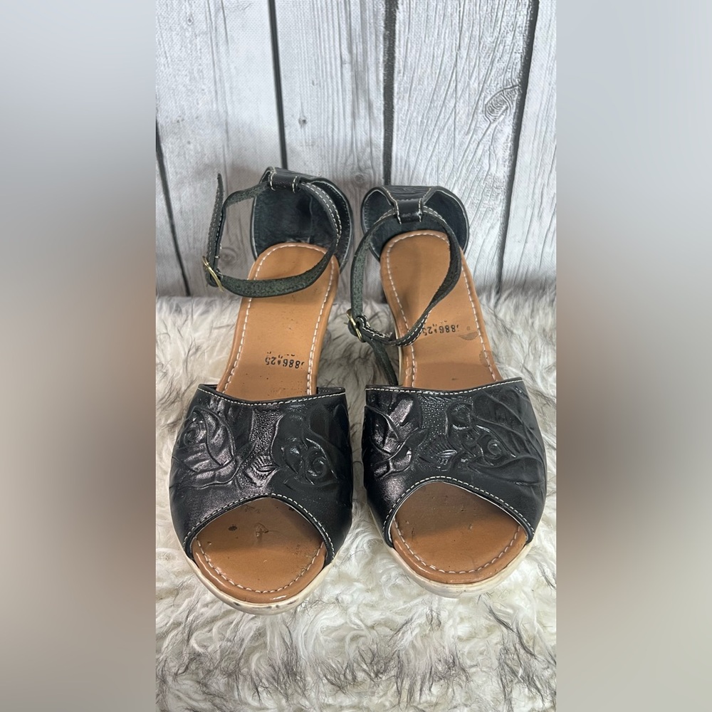 Handcrafted leather sandalia -size 8
